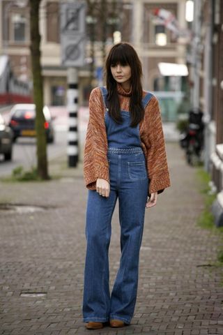 THE DENIM OVERALL 70s Dungarees Outfit, Overalls Chic, 70s Queen, High Waisted Overalls, Overall Fashion, Denim Jumpsuit Outfit, Boogie Shoes, Overalls Shorts, Overalls Fashion