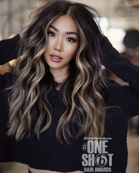 The Money Piece Is Still Trending! Get Inspiration From The Brightest Money Pieces In Time For Summer 2018 Hairstyles, Black Hair Balayage, Brunette Hair With Highlights, Money Piece, Dark Hair With Highlights, Brunette Balayage Hair, Brown Hair Balayage, Shot Hair Styles, Balayage Brunette