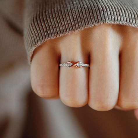 Our beautiful Infinity Ring is the perfect way to express your everlasting love and encouragement to your beautiful daughter. It represents the infinite love between a mother and daughter. Gift your daughter this ring and remind her that you will always connect no matter the distance. *Heart Warming Message Card and Jewelry Box Included* Our rings are not only adorable and durable, they are also Nickel-free, Lead-free, Cadmium-free and hypoallergenic. Carefully handcrafted from S925 Sterling Sil Daniel Wellington Rose Gold, Heart Infinity Ring, Mother Daughter Jewelry, Modern Gold Jewelry, Infinite Love, Infinity Jewelry, Infinity Heart, Heart Warming, Infinity Ring