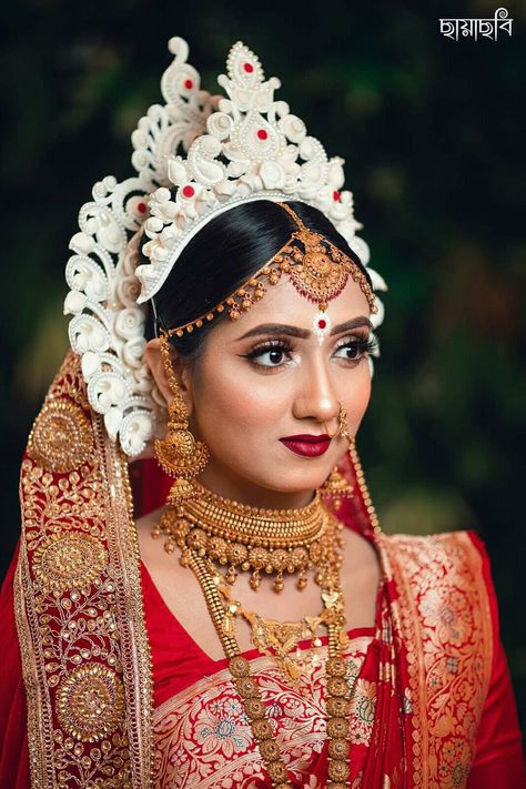 Bengali Bride Mukut Design, Topor And Mukut, Bridal Mukut, Bengali Hairstyle, Bengali Bride Reception Look, Indian Wedding Pictures, Winter Wedding Shoes, Indian Bride Poses, Indian Bride Makeup