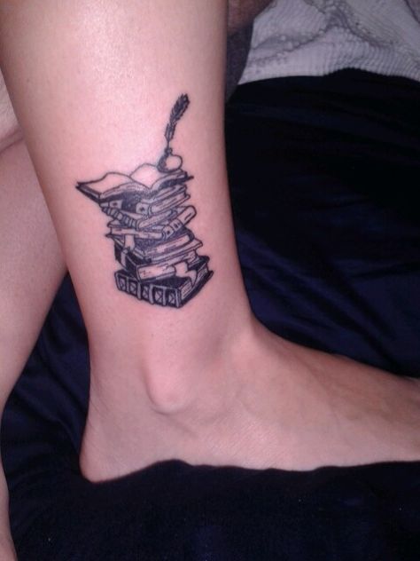 My tattoo! A stack of books on my ankle. Tattoos From Books, Literature Tattoos, Writer Tattoo, Book Inspired Tattoos, Book Lover Tattoo, Tattoos Masculinas, Tatto Boys, Book Tattoos, Bookish Tattoos