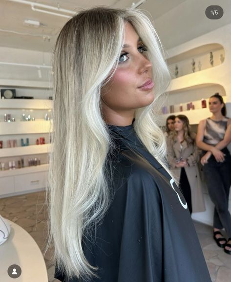 Platinum To Dimensional Blonde, Light Blonde Hair Root Smudge, Bright Blonde Hair Dark Roots, Blond Root Smudge, Platinum Root Smudge, Blended Blonde Roots, Full Head Blonde Highlights Shadow Root, Bright Blonde With Root Smudge, Blonde Hair With Root Tap