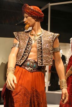 Arabic Clothes, Aladdin Jr, Aladdin Costume, Arabic Clothing, Ancient Dress, Armor Clothing, Halloween Costumes College Girls, Larp Costume, Pantomime