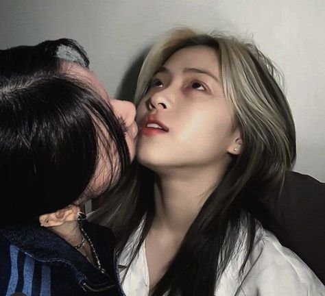 Yuna And Ryujin, Kpop Kiss, Ryujin Yuna, Want A Girlfriend, 17 Kpop, Ryujin Chaeryeong Yuna, Girl Couple, Yuna Itzy, Movie Quotes Funny