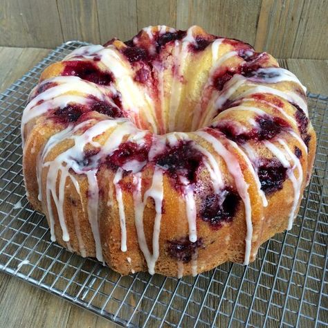 The refreshing flavors of Blackberry and Lemon are highlighted in this nostalgic bunt cake. Blackberry Bundt Cake, Blackberry Lemon, Blackberry Cake, Blackberry Recipes, Bundt Cake Recipe, Pane Dolce, Bolo Minnie, Lemon Bundt Cake, Bundt Cakes Recipes