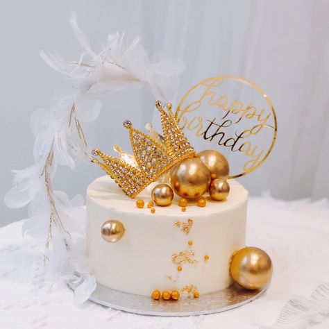 Korean Birthday Cake, Golden Birthday Cake Ideas, Gold Crown Cake, Birthday Cake Crown, Gold Cake Decorations, Decorate Your Own Cake, Queens Birthday Cake, Golden Birthday Cakes, Alcohol Cake