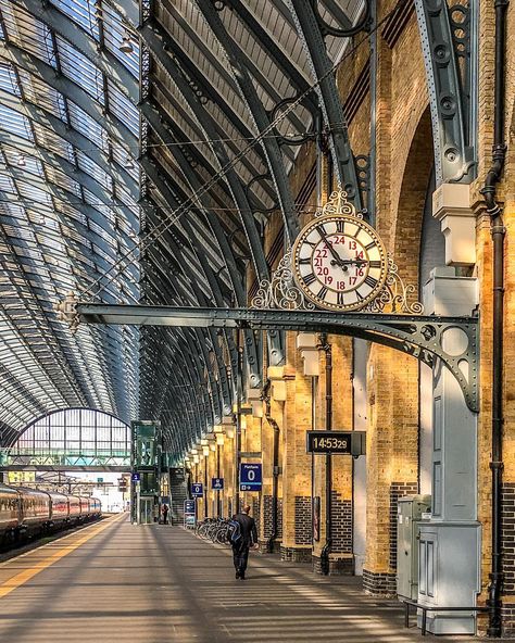 Beautiful light in King’s Cross station in London, England. This train station is famous for its Harry Potter connections and Platform 9 3/4. Click through for more pictures on A Lady in London’s Instagram.   #london #trainstation #kingscross #harrypotter Kings Cross Station, London Architecture, Cornwall England, City Of London, Vintage Train, London Town, London Calling, Scotland Travel, England Uk