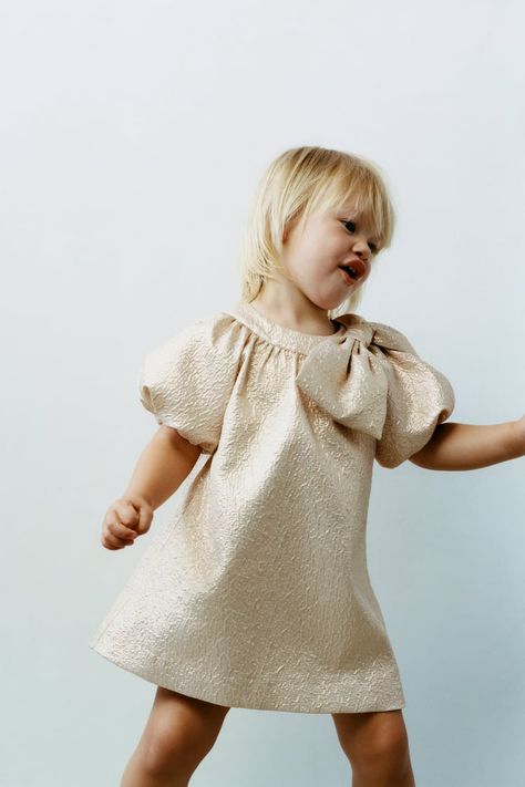 Zara Girls Dresses, Stylish Baby Girl Outfits, Floral Tulle Dress, Holiday Shoot, Stylish Baby Girls, Golden Dress, Round Neck Dress, Zara Baby, Organza Dress