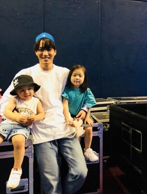 Kai and his niece and nephew Exo Jongin, Ulzzang Kids, Cute Asian Babies, Korean Babies, Exo Memes, Kim Jongdae, Asian Babies, Exo Members, Kim Jongin