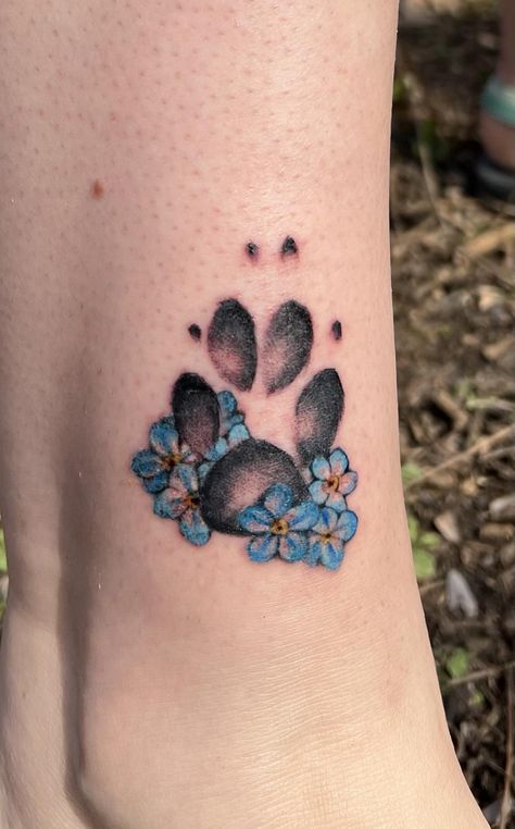 Dog Paw Tattoos For Women With Flowers, Dog Daisy Tattoo, Paw With Flowers Tattoo, Dog Paw Tattoo With Flowers, Daisy Dog Tattoo, Remembrance Tats, Pet Remembrance Tattoo, Dog Remembrance Tattoo, Dog Paw Tattoo Ideas