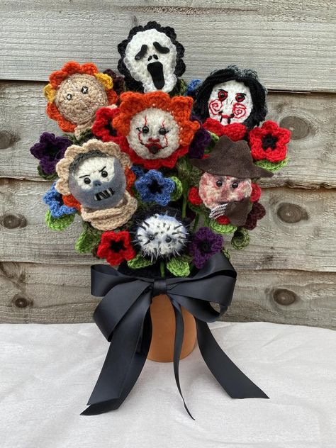 Crochet a Bouquet Of Horrors ... You've Never Seen a Collection of Terror Amigurumi Like This ... Hello, Fantasy Florals! #crochet #handmade #diy #amigurumi #horror #giftideas Halloween Crafts Preschool, Crochet Halloween, Crochet Bouquet, Halloween Crochet Patterns, Crochet Vintage, Fun Crochet, Fun Crochet Projects, Floral Crochet, Halloween Crochet