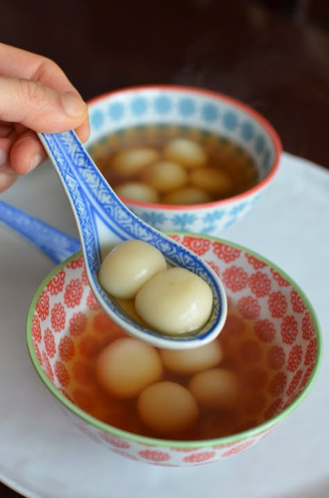 Hakka Recipe, Vegetarian Chinese Recipes, Tong Sui, Chinese Dessert Recipe, Glutinous Rice Balls, Rice Flour Recipes, Sesame Paste, Tang Yuan, Rice Desserts