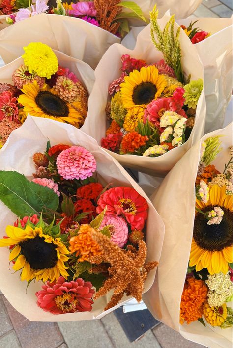 Zinnia Flower Bouquet, Market Bouquet Recipe, Farmers Market Bouquet, September Dinner, Bouquet Recipes, Market Bouquets, Flower Aesthetics, Farmers Market Flowers, Bouquet Recipe