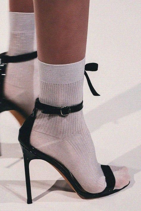 Heels And Socks, Socks And Heels, Carrie Bradshaw, Mode Inspiration, Ankle Socks, Sock Shoes, Cute Shoes, Look Fashion, Stuart Weitzman