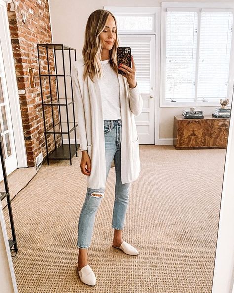 Beige Sweater Outfit, Blush Leather Jacket, White Cardigan Outfit, Long White Cardigan, Burgundy Leather Jacket, Outfit Cardigan, White Ripped Jeans, Sweater Outfits Fall, Cardigan Outfit