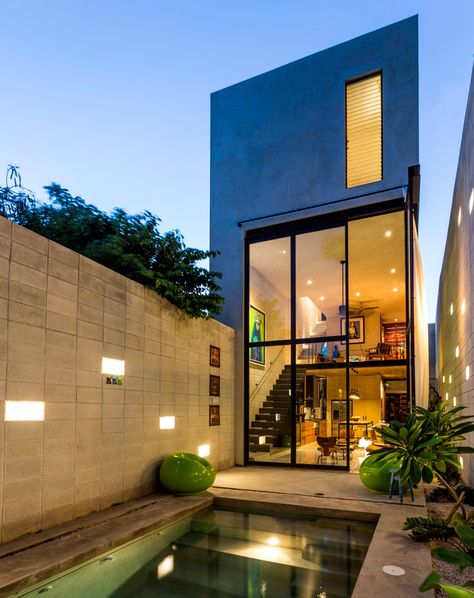 raw-house-taller-estilo-arquitectura-mexico-designboom-02 Houses In Mexico, Concrete Home, Luxury Pools, Narrow House, Mexican Home, Unique House Design, Storey Homes, Concrete House, Glass Walls