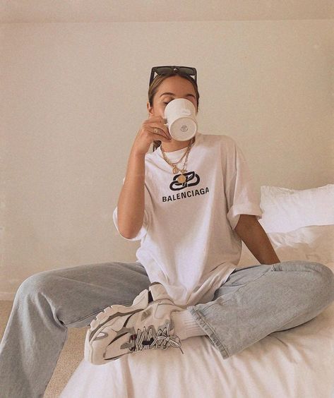 Balenciaga Shirt Outfit, Balenciaga T Shirt Outfit, Balenciaga Tshirt, Balenciaga Shirt, Oversize Outfit, Balenciaga T Shirt, T Shirt Outfit, Tshirt Outfit, Outfit Women