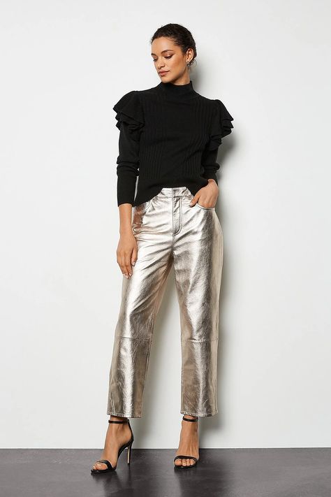 Metallic Trousers Outfit, Metallic Silver Outfit, Gold Pants Outfit, Metallic Pants Outfit, Silver Trousers, Metallic Trousers, Lisa Style, New Years Eve Looks, Gold Jeans