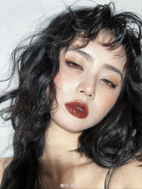 Red Soft Makeup, Soft Red Eyeshadow, Asian Vintage Makeup, Fall 2023 Makeup, Chinese New Year Makeup Look, Cherry Girl Makeup, Cherry Makeup Aesthetic, Dark Cherry Makeup, Black Cherry Makeup