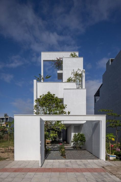 Home in Vietnam by H-H Studio incorporates stepped garden spaces Stepped Garden, New Architecture, Cityscape Photography, Young Family, Eco House, Facade Design, Garden Spaces, Family House, Landscape Architect