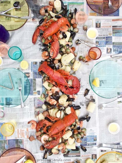 This Clambake on the Grill feeds a crowd and is an easy, casual summertime meal. And the mound of food in the middle of the table is impressive! Clambake Party, Clambake Recipe, Lobster Bake Party, Clam Bake Party, Low Country Boil Party, Seafood Boil Party, Lobster Boil, Lobster Bake, Seafood Bake