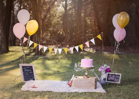 Cake Smash In Park, Outdoor Park Birthday Party Decorations, Birthday Park Decorations Ideas, Picnic Cake Smash, Birthday At Park, Park Birthday Party Ideas, 4de Verjaardag, Ideas Picnic, Baby Birthday Photoshoot