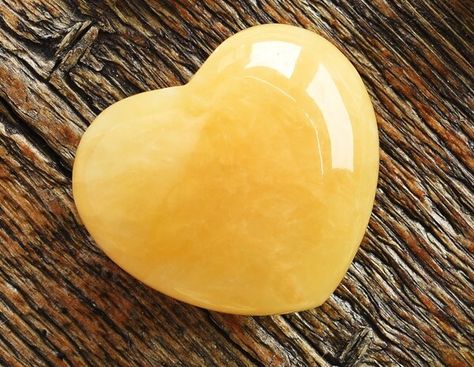 Golden Healer Quartz is a healing crystal that can take your emotional and spiritual well-being to the next level. Click here to see its meaning and properties. Witchy Crystals, Quartz Meaning, Golden Healer Quartz, Golden Quartz, Golden Healer, Spirit World, Inner Healing, Deep Connection, Spiritual Wellness