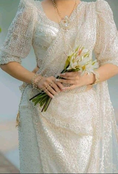 Engagement Saree Jacket Designs, White Kandyan Saree, Wedding Saree Sri Lanka Brides, Kandiyan Saree Blouse Designs, Kandyan Bridal Saree Designs, Osariya Designs Modern, Kandyan Wedding Saree, Kandian Saree Jacket Designs Latest, Kandiyan Saree Designs