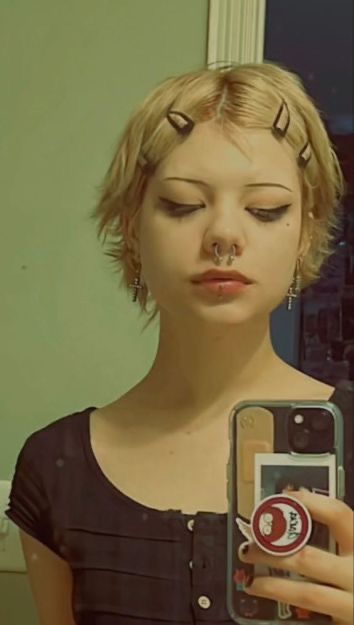 Short Blonde Hair Shaved Sides, Goth Pixie Haircut, Cute Super Short Hairstyles, Shaved Eyebrow Tail, Half Shaved Eyebrows, Half Shaved Pixie, Y2k Pixie Cut, Septum Piercing And Nose Ring, Goth Short Hairstyles