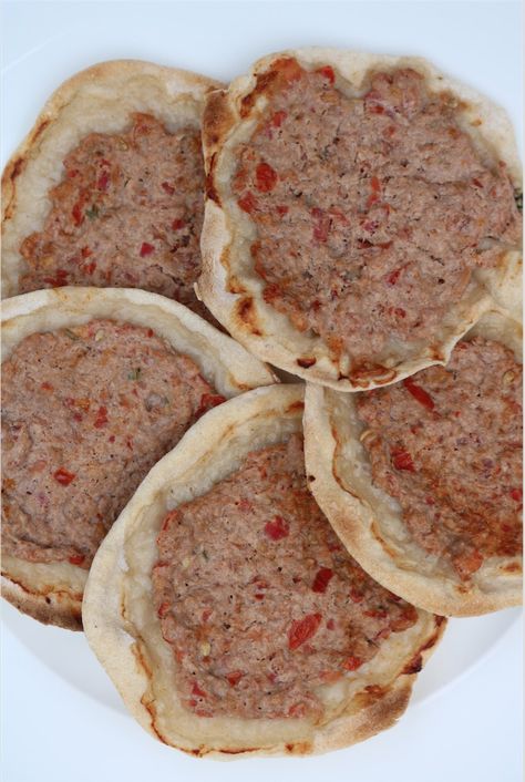 Lahm bi ajeen (Lebanese meat pies) by Zaatar and Zaytoun Manakeesh Recipe, Lebanese Meat Pies, Ground Beef Breakfast, Lebanese Desserts, Meat Pie Recipe, Syrian Food, Kfc Recipe, Beef Pies, Middle East Recipes