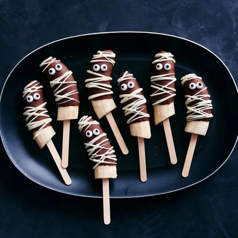 Dessert Hacks, Candy Eyes, Banana Candy, Candy Eyeballs, Frozen Bananas, Chocolate Drip, Afternoon Snack, Chocolate Topping, Frozen Treat