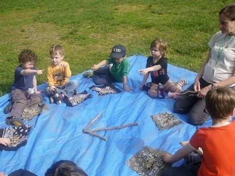 Gather a bunch of sticks and a few notecards, then turn a patch of park or woods into a hunt for treasure. As they are loving the hunt, kids build imagination, navigation and focus. Plus, you'll likely inspire some long-lasting nature play. Science Camp, Forest School, Nature Play, Activity For Kids, Building For Kids, Self Control, Outdoor Activity, Outdoor Activities, Picnic Blanket