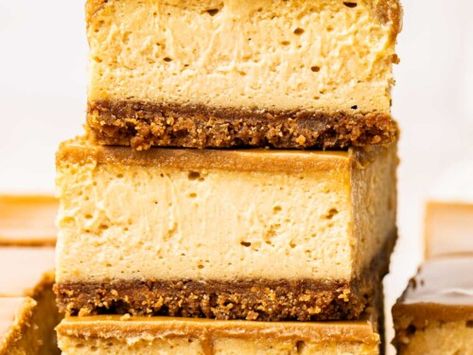 Biscoff Cheesecake Bars Biscoff Cheesecake Bars, Biscoff Cheesecake, Biscoff Cookie Butter, Cheesecake Bar Recipes, Banana Cupcakes, Biscoff Cookies, Cheesecake Filling, Caramel Cookies, Crunchy Cookies