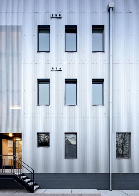 Steel Facade, Metal Architecture, Loft Apartment Industrial, Corrugated Steel, Steel Architecture, Masonry Construction, Steel Cladding, Architectural Materials, Arch House