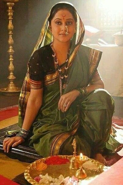 Nauvari Saree, Indian Women Painting, Indian Photoshoot, Indian Paintings, Indian Art Paintings, Photography Women, Woman Painting, India Beauty, Desi Beauty