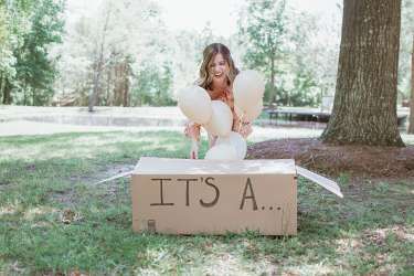 Texas woman's adorable puppy reveal goes viral for all the right reasons Gender Reveal With Dog, Dog Gender Reveal, Puppy Reveal, Dog Gender, Gender Reveal Photo Shoot, Gender Reveal Photography, Gender Reveal Photos, Old Golden Retriever, Surprise For Him