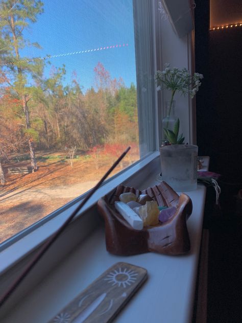 Window Ledge Aesthetic, Window Seal Aesthetic, Window Sill Ideas Decoration Bedroom, Crystals On Windowsill, Aesthetic Window Sill, Window Sill Decor Bedroom Aesthetic, Window Seal Ideas Decor, Window Sill Aesthetic, Window Sill Decor Bedroom