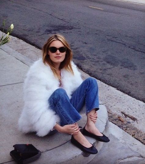 Camille Rowe, French-American actress and model mixes the classic nonchalant French style with the cool and a little mes... Camille Rowe Style, White Fur Coat, Camille Rowe, Quoi Porter, Spring Look, Estilo Chic, Elements Of Style, Instagram Outfits, White Fur