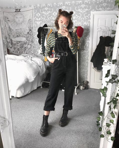 Black Overalls Outfit Grunge, Overalls Outfit Grunge, Black Overalls Outfit, Dr Martens Outfit, Outfit Grunge, Overalls Outfit, Black Overalls, Women Fashion Edgy, Mode Inspo