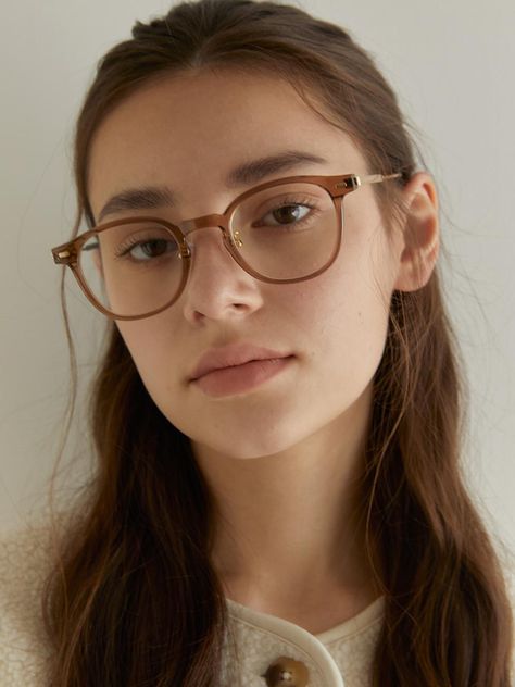 Glasses For Face Shape Women, Celebs With Glasses, Brown Glasses Aesthetic, Glasses Style Women, Glasses Oval Face, Specs For Women, Brunette With Glasses, Light Brown Glasses, Eyeglasses Aesthetic