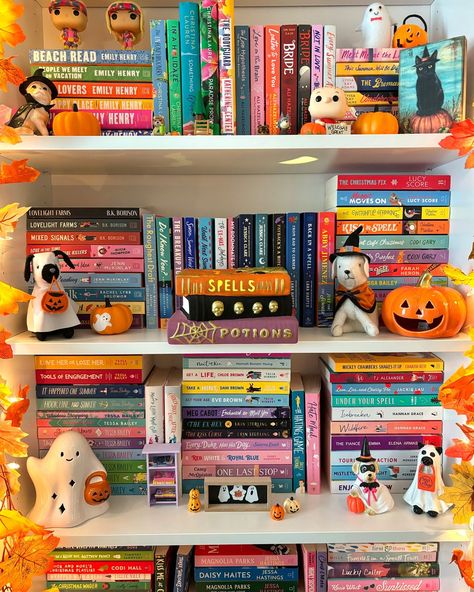 Halloween decor makes me happy 🥰🎃🐈‍⬛🍂👻🔮 Danish Culture, Halloween Reading, Bookstagram Inspiration, Good Romance Books, Academia Fashion, Aesthetic Halloween, Bookish Things, 100 Book, Fall Inspo