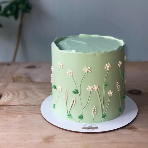 Light Green Cake With Flowers, Green Flower Cake Aesthetic, Green Theme Birthday Cake, Green Cake With Flowers, Simple Green Cake, Green Theme Cake, Pastel Green Cake, Green Buttercream Cake, Green Flower Cake