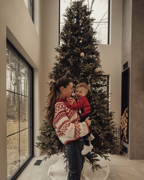 Aesthetic Christmas Family, Christmas Outfits Aesthetic Family, Mom And Son Photo Ideas Christmas, Mom And Baby Christmas Pictures, Christmas Family Aesthetic, Christmas Aesthetic Family, Family Christmas Aesthetic, Christmas Pictures Kids, Taylor Christmas