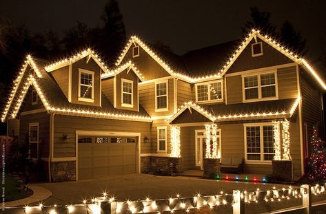 Outdoor Christmas Lights Ideas For The Roof Roof Christmas Lights, Outdoor Christmas Lights Diy, Exterior Christmas Lights, Projector Outdoor, Kitchen Outside, Christmas Lights Wallpaper, Christmas Lights Outside, Lights Outside, Christmas Outside