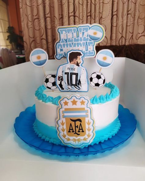 Rico pastel de vainilla relleno de manjar blanco y cubierto con Chantilly firme . Otro cliente feliz 😀😀 #pastel #tortadevainilla #rellenodemanjarblanco😜😜😜😜😂😂 #chantilly #messi #argentina Pastel Messi, Art Cake, Messi Argentina, Tres Leches, Pie Dessert, Dancing Queen, Desert Recipes, Cake Art, Creative Food