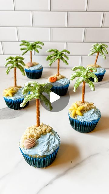 Palm Tree Cake Decoration, Beachy Cupcake Ideas, 16 Cupcakes, Palm Tree Cakes, Green Icing, Colored Chocolate, Beach Cupcakes, Dessert Gluten Free, Natural Colorants