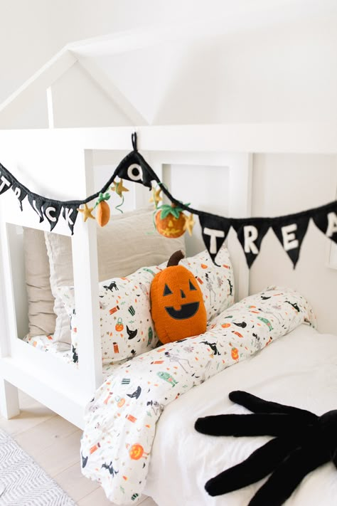 Halloween Kids Room Decor, Kids Halloween Room Decor, Kids Bedroom Halloween Decor, Halloween Decor Kids Room, Kids Room Halloween Decor, Halloween Playroom, Room Halloween Decor, Halloween Themed Bedroom, Bedroom Fall Decor