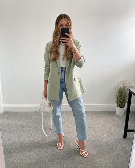 Outfits Con Blazers, Blazer Outfits For Women Casual, Long Blazer Outfit, Cream Blazer Outfit, Beige Blazer Outfit, Black Chunky Sandals, Green Blazer Outfit, Jeans Blazer Outfit, Blazer Outfits Casual