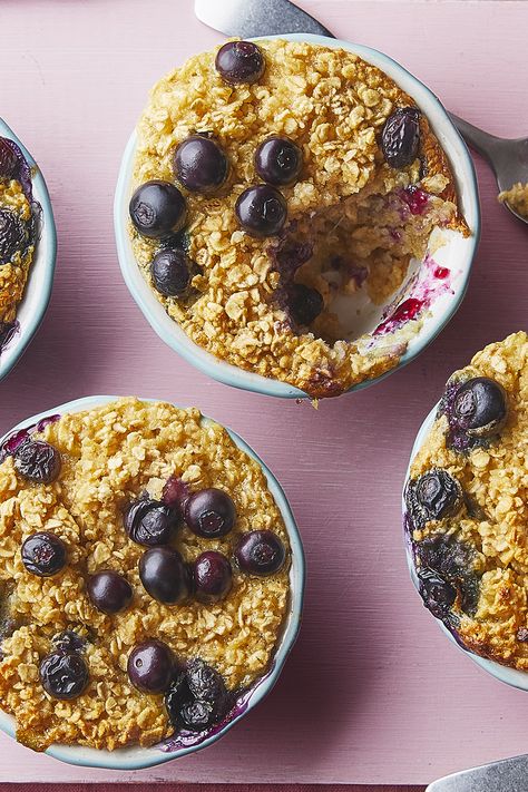 Three small round dishes containing baked oats topped with blueberries Baked Oats In Airfryer, Air Fryer Oats, Air Fryer Baked Oats, Easy Lunch Boxes, Student Recipes, Baked Oats, Oats Recipes, How To Make Breakfast, Breakfast Cake