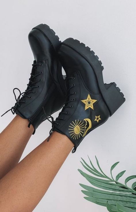 13 Increíbles botas gruesas para dominar el ‘street style’ Hype Shoes, Girly Shoes, Aesthetic Shoes, Swag Shoes, Chunky Boots, Pretty Shoes, Dream Shoes, Trendy Shoes, Mode Inspiration